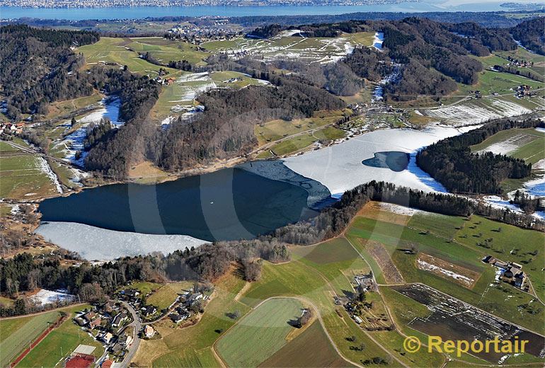 Foto: Der Türlersee am Albis ZH taut nach einem kalten Winter wieder auf. (Luftaufnahme von Niklaus Wächter)