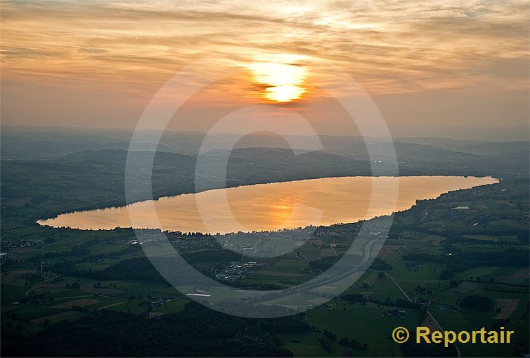 Foto: Golden leuchtet der Sempachersee in der Abendsonne.. (Luftaufnahme von Niklaus Wächter)