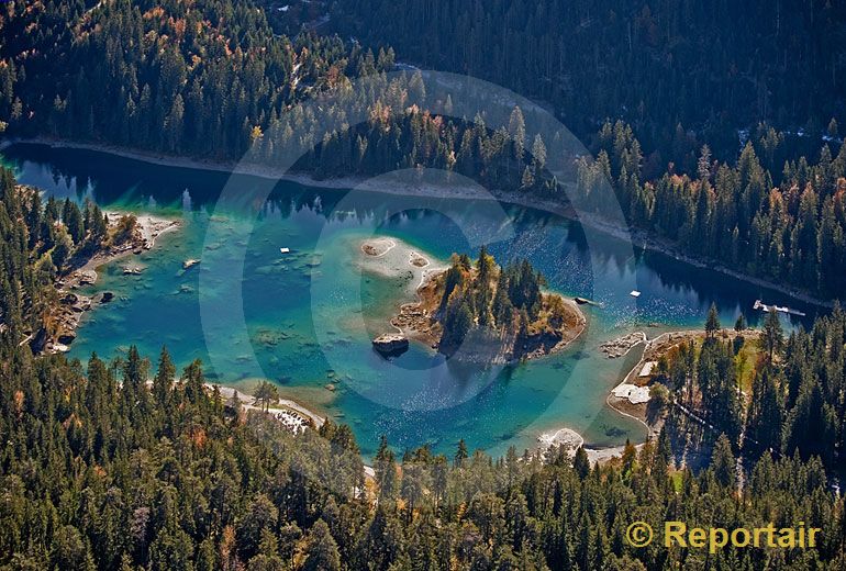 Foto: Der Caumasee bei Flims. (Luftaufnahme von Niklaus Wächter)