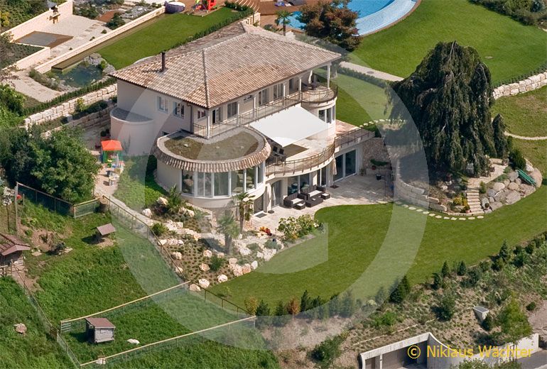 Foto: Ein Hauch von Spanien liegt über der Villa von DJ Bobo auf der Halbinsel Horw am Vierwaldstättersee. (Luftaufnahme von Niklaus Wächter)