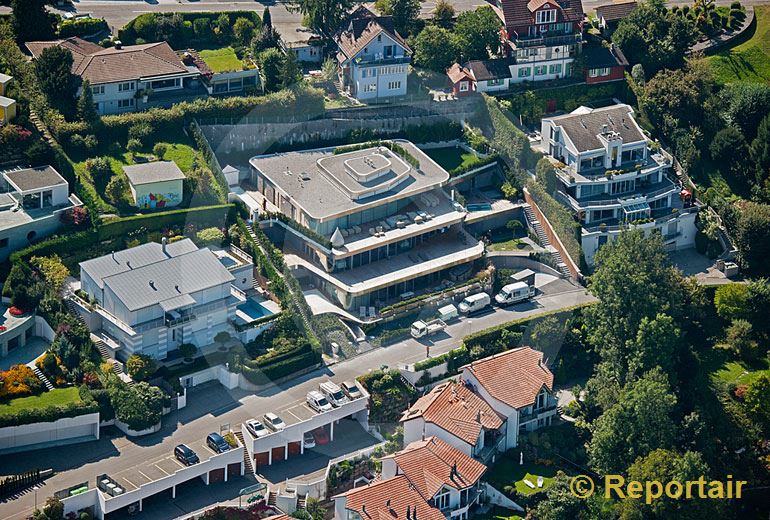 Foto: Der Schweizer Tennisstar Roger Federer hat seinen offiziellen Wohnsitz im Jahre 2014 in dieses geräumige Terrassenhaus im schwyzerischen Steuerparadies Wollerau verlegt. (Luftaufnahme von Niklaus Wächter)