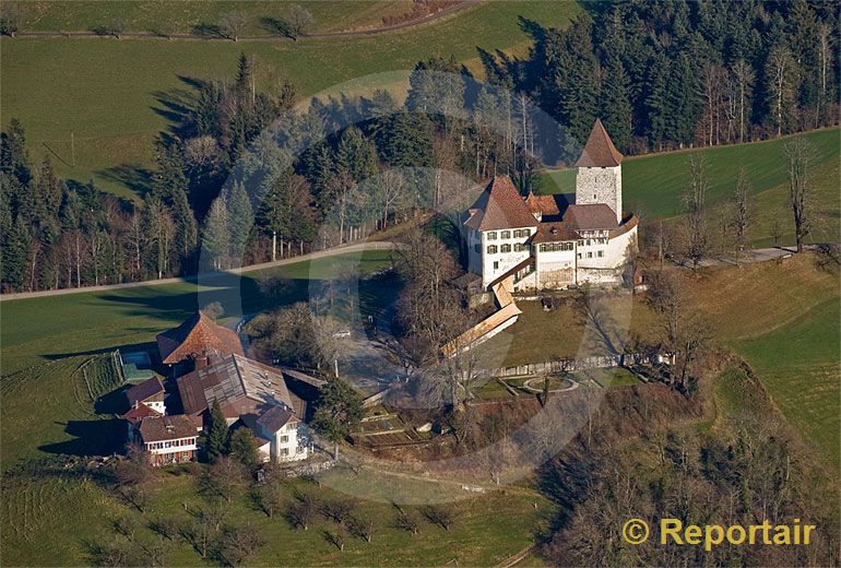 Foto: Das Schloss Trachselwald bei der gleichnamigen Berner Gemeinde stammt aus dem 13. Jahrhundert. (Luftaufnahme von Niklaus Wächter)