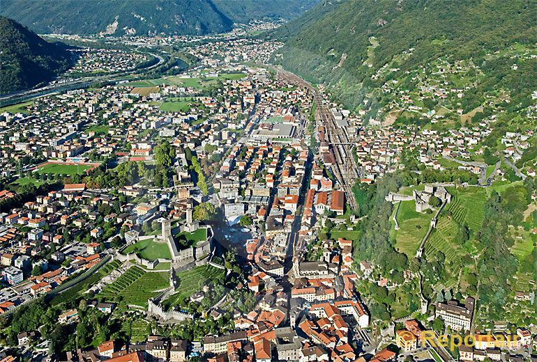 Foto: Bellinzona TI mit seinen Burgen. (Luftaufnahme von Niklaus Wächter)