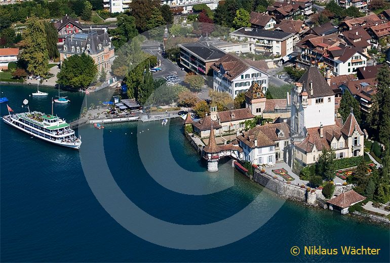 Foto: Schloss Oberhofen am Thunersee. (Luftaufnahme von Niklaus Wächter)