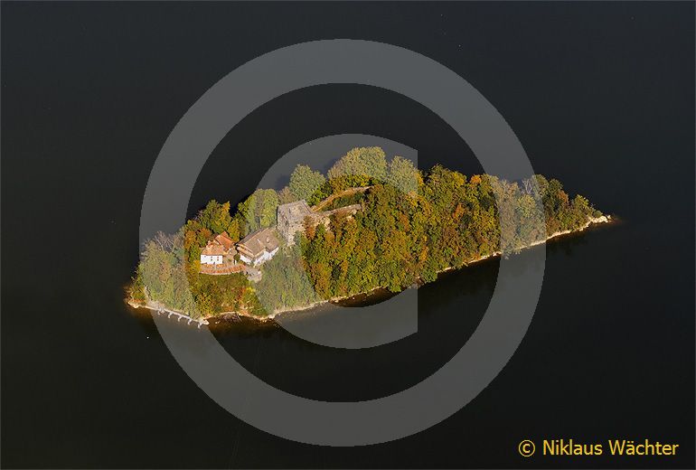 Foto: Luftaufnahme Burg Schwanau auf dem Lauerzersee. (Luftaufnahme von Niklaus Wächter)