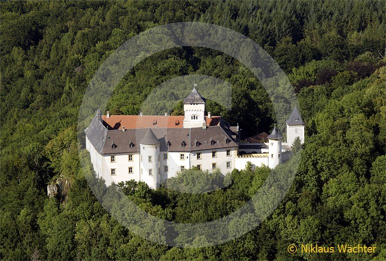 Foto: Luftaufnahme Burg Greifenstein bei Heiligenstadt in Oberfranken, Deutschland. (Luftaufnahme von Niklaus Wächter)