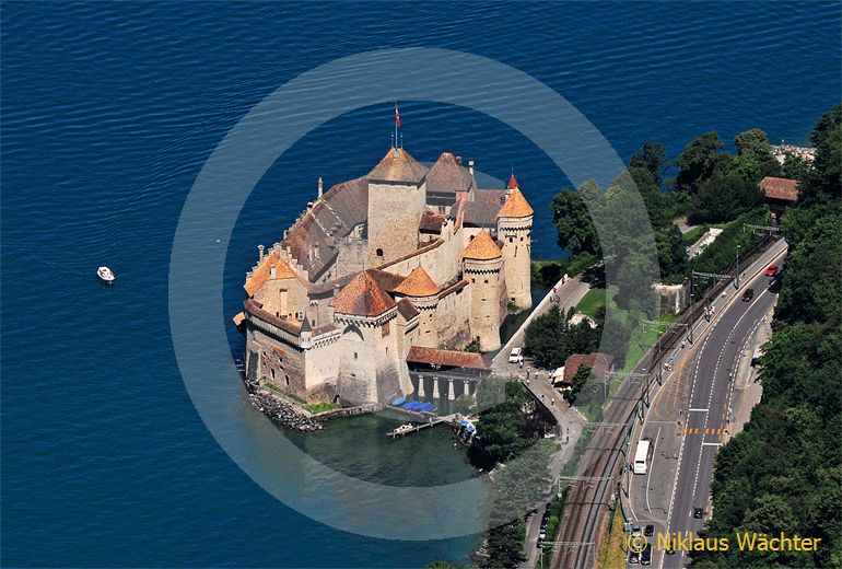 Foto: Das Schloss Chillon am Genfersee bei Montreux. (Luftaufnahme von Niklaus Wächter)