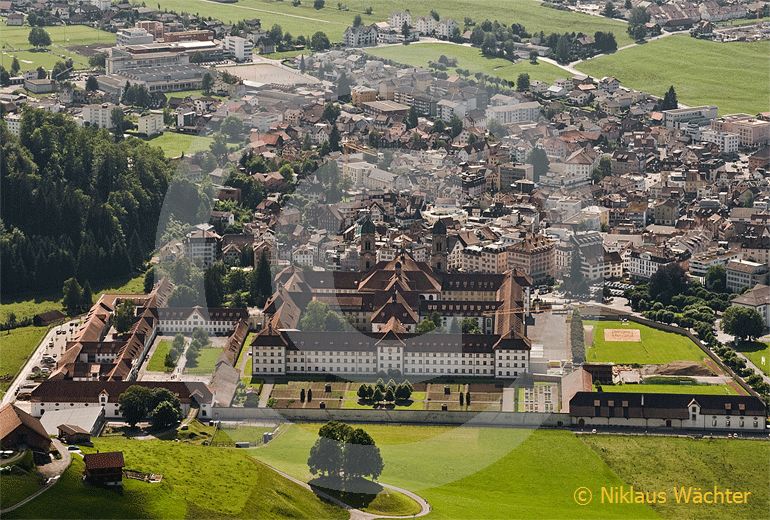 Foto: Das Kloster Einsiedeln. (Luftaufnahme von Niklaus Wächter)