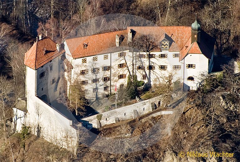 Foto: Das Schloss Rhäzüns gehört Alt-Bundesrat Christoph Blocher. (Luftaufnahme von Niklaus Wächter)