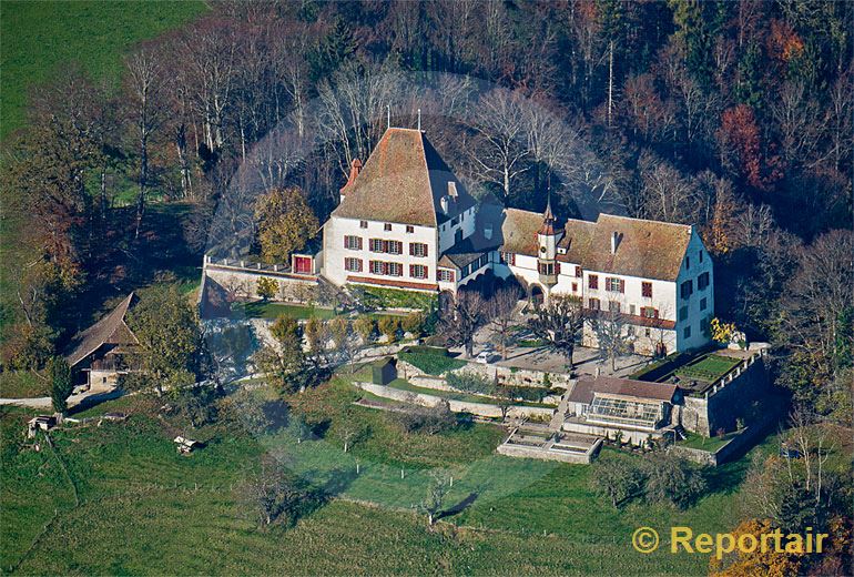 Foto: Schloss Burgistein in der gleichnamigen Berner Gemeinde.. (Luftaufnahme von Niklaus Wächter)