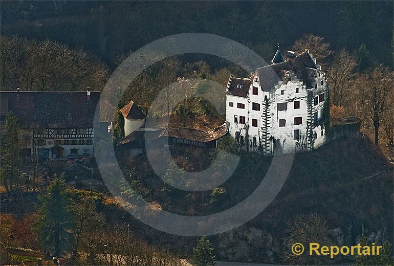 Foto: Das Schloss Salenstein in der gleichnamigen Gemeinde am Bodensee zerfällt. (Luftaufnahme von Niklaus Wächter)