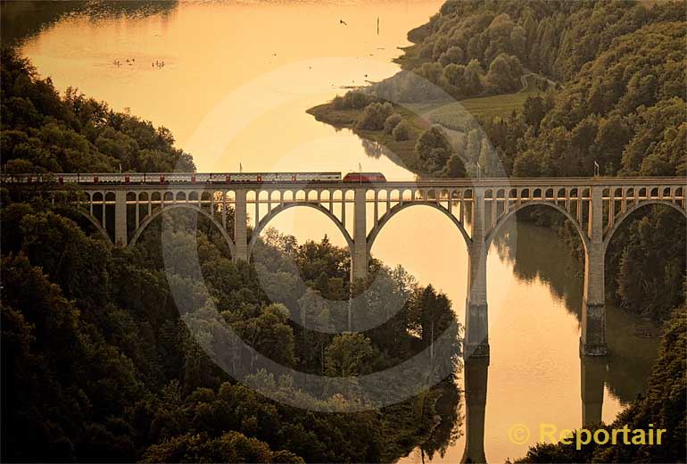 Foto: Der Grandfey-Viadukt an der Bahnlinie von Bern nach Freiburg gehört zu den grössten Brücken der Schweiz. (Luftaufnahme von Niklaus Wächter)