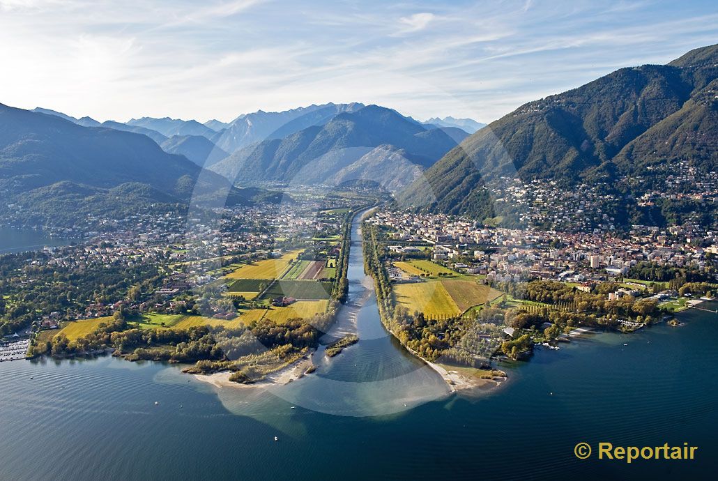 Foto: Die Mündung der Maggia in den Lago Maggiore TI. (Luftaufnahme von Niklaus Wächter)