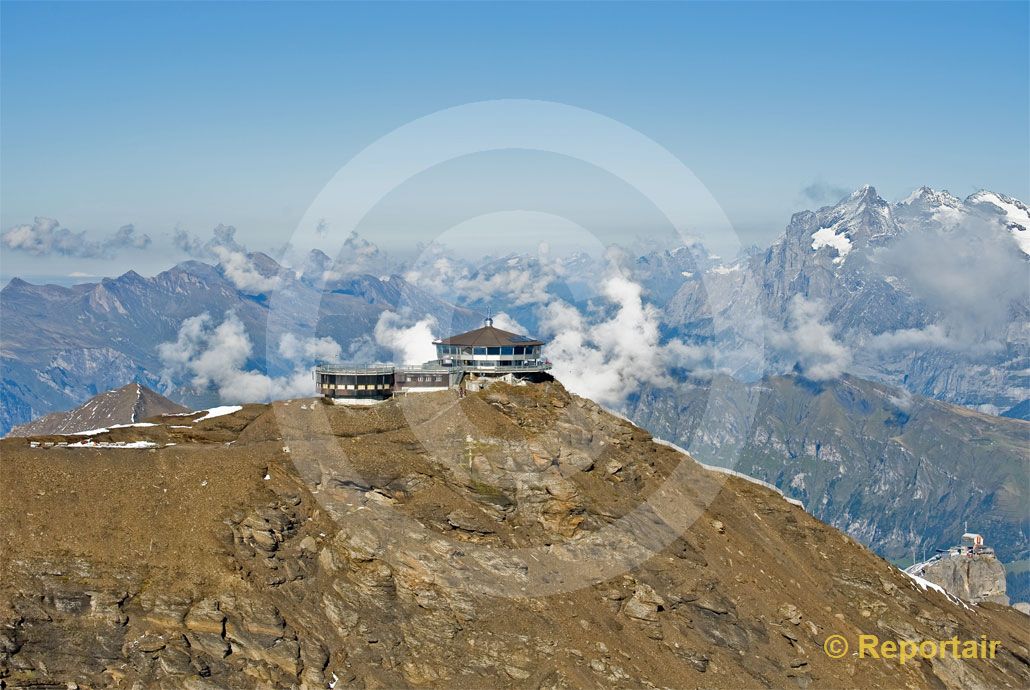 Foto: Schilthorn BE alias Piz Gloria mit seinem Drehrestaurant auf ca 3000 M.ü.M.. (Luftaufnahme von Niklaus Wächter)