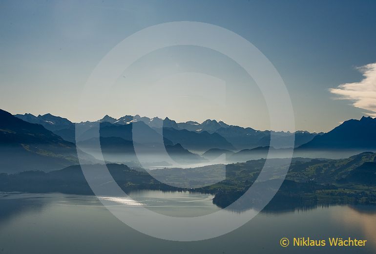 Foto: Blick vom Zugersee in die Voralpen. (Luftaufnahme von Niklaus Wächter)