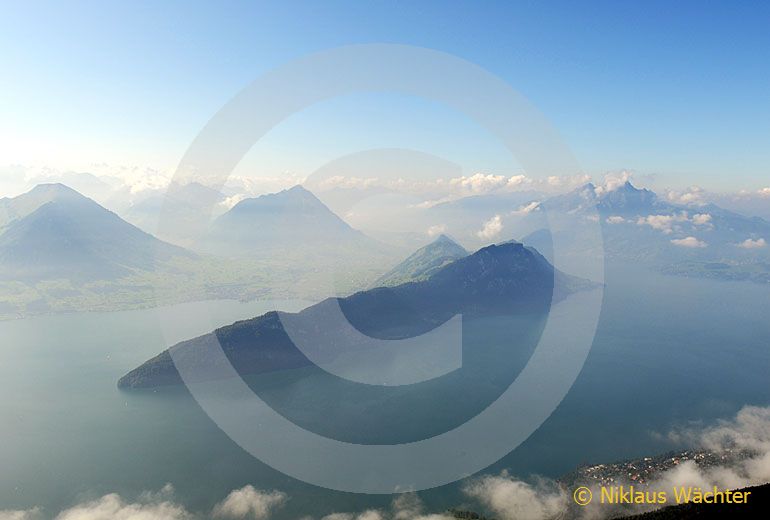 Foto: Der Bürgenstock im Dunst. (Luftaufnahme von Niklaus Wächter)