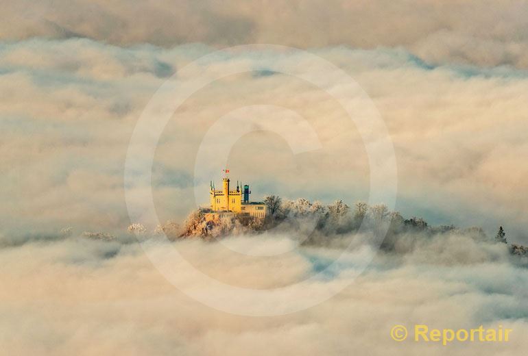 Foto: Das Sälischlössli ob Olten trohnt einsam über dem Nebelmeer. (Luftaufnahme von Niklaus Wächter)