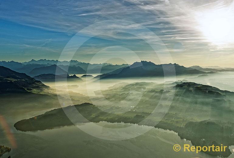 Foto: Herbststimmung uber dem Zugersee im Vordergrund und der Alpenkette mit dem Pilatus. (Luftaufnahme von Niklaus Wächter)