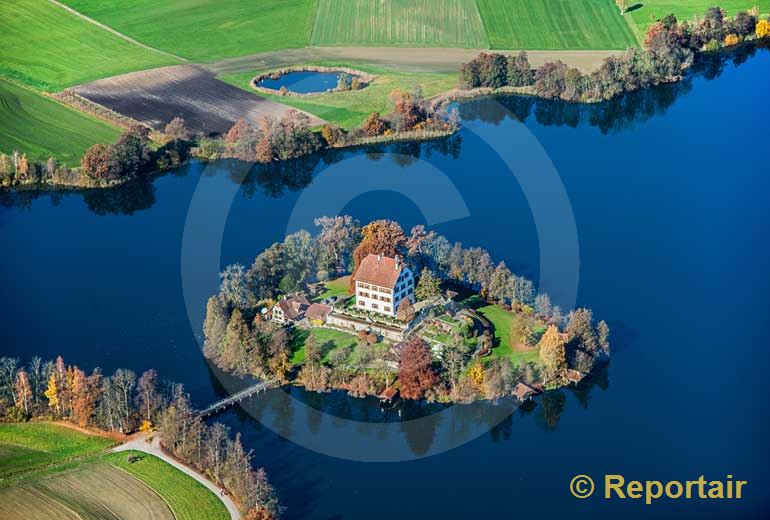 Foto: Schloss Mauensee LU in Herbstfarbe. (Luftaufnahme von Niklaus Wächter)