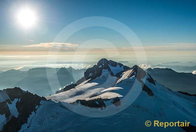 Foto: Abendstimmung hinter dem Wetterhorn.. (Luftaufnahme von Niklaus Wächter)
