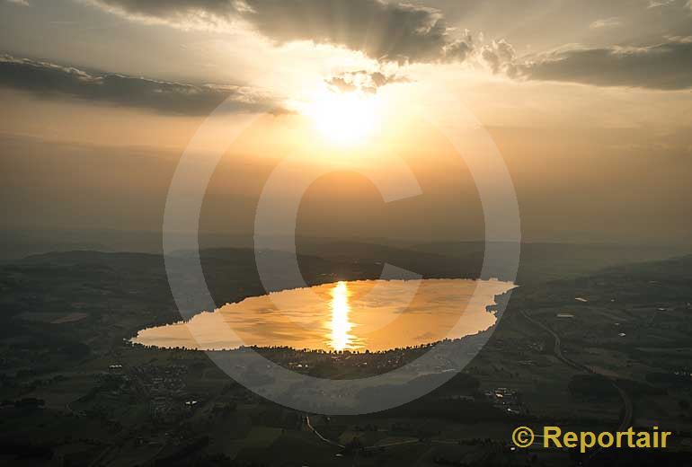 Foto: Der Sempachersee im Abendrot.. (Luftaufnahme von Niklaus Wächter)