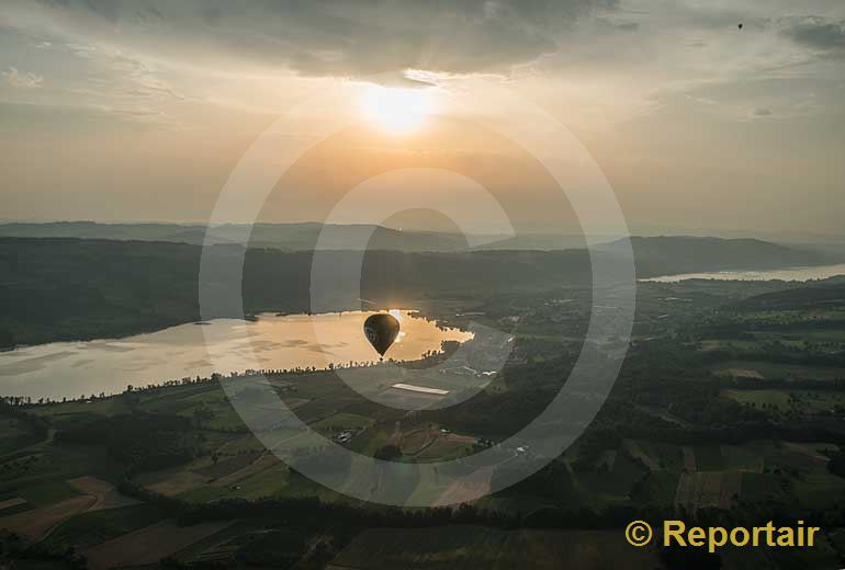 Foto: Ein Ballon beim Baldeggersee (LU) in der Abendsonne.. (Luftaufnahme von Niklaus Wächter)