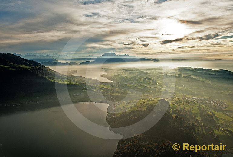 Foto: Herbststimmung über dem Zuger und dem Vierwaldstättersee. (Luftaufnahme von Niklaus Wächter)