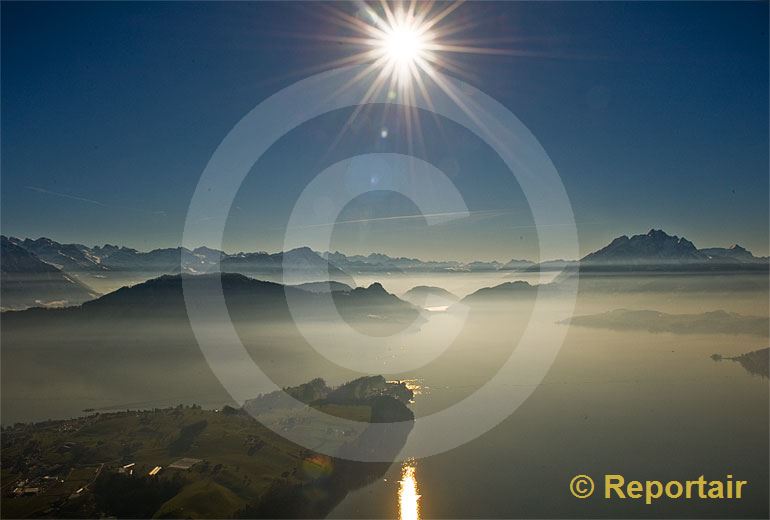 Foto: Dunst über dem Vierwaldstättersee mit der Halbinsel Hertenstein links und dem Pilatus rechts im Bild. (Luftaufnahme von Niklaus Wächter)