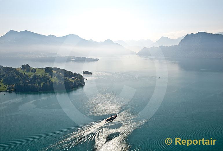 Foto: Ein Raddampfer auf dem Vierwaldstättersee auf dem Morgenkurs nach Flüelen... (Luftaufnahme von Niklaus Wächter)