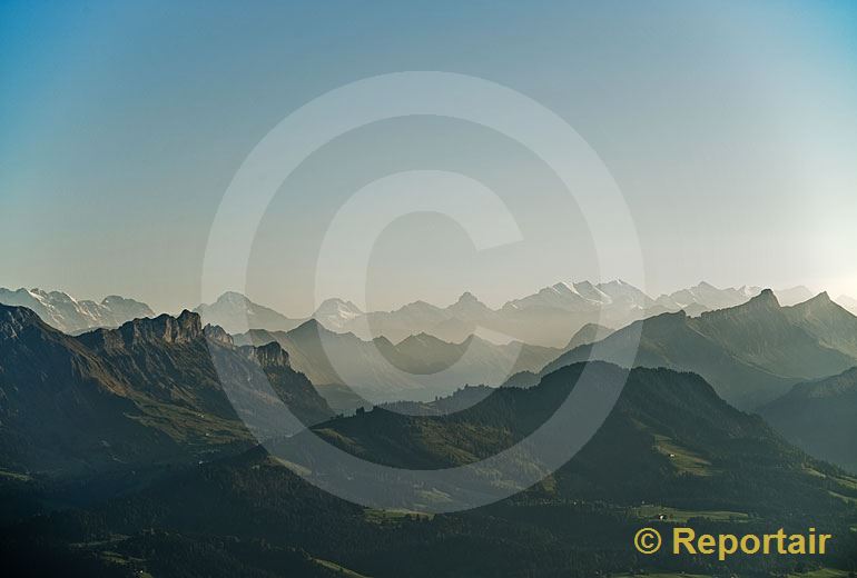 Foto: Blick über die Voralpen mit der Schwändiliflue in der Biosphäre Entlebuch im linken Bilbereich... (Luftaufnahme von Niklaus Wächter)