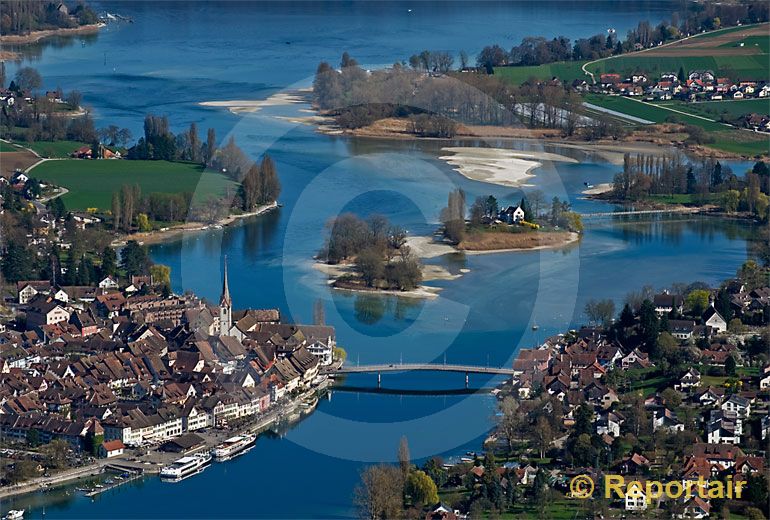 Foto: Tiefer Wasserpegel des Rheins bei Stein am Rhein. (Luftaufnahme von Niklaus Wächter)