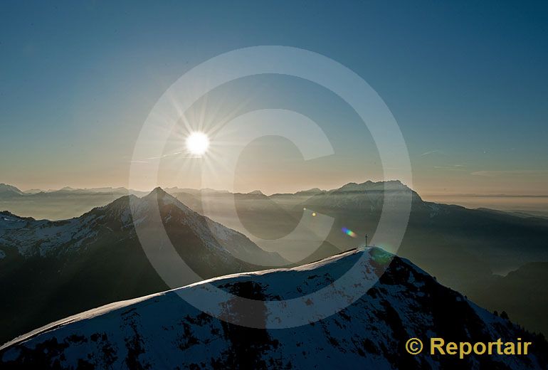 Foto: Abendstimmung über dem Buochserhorn. (Luftaufnahme von Niklaus Wächter)