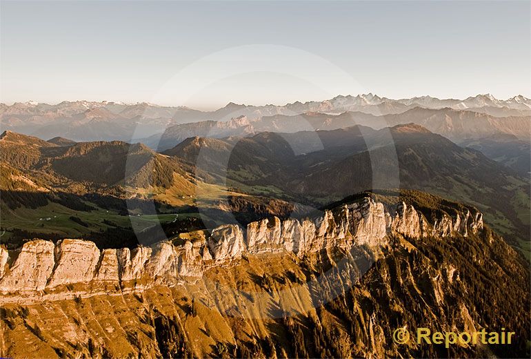 Foto: Die Felszacken der Schwändiliflue  in der Biosphäre Entlebuch gelten als die Dolomiten der Zentralschweiz.. (Luftaufnahme von Niklaus Wächter)