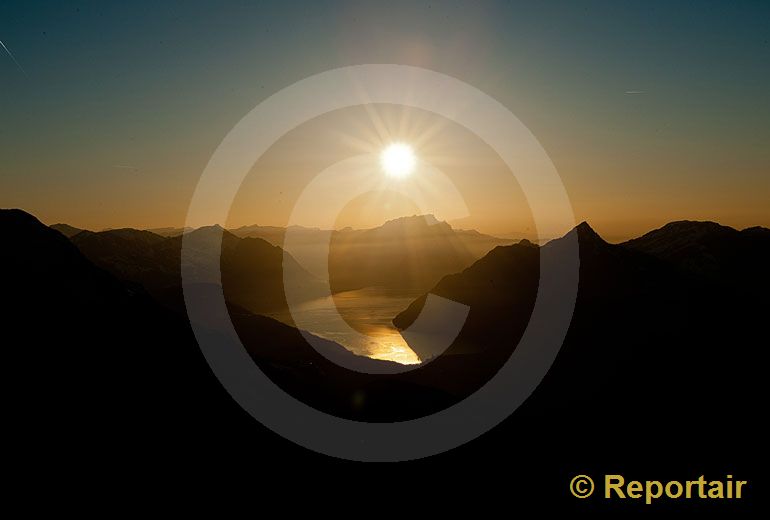 Foto: Die Abendsonne spiegelt sich im Vierwaldstättersee. (Luftaufnahme von Niklaus Wächter)