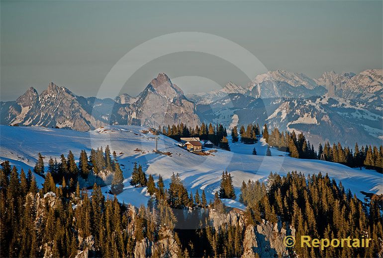 Foto: Die Musenalp und die beiden Mythen im Hintergrund. (Luftaufnahme von Niklaus Wächter)