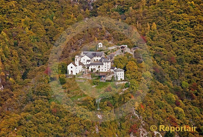 Foto: Das Kloster Santa Maria Assunta oberhalb von Claro (TI) im Herbstwald. (Luftaufnahme von Niklaus Wächter)