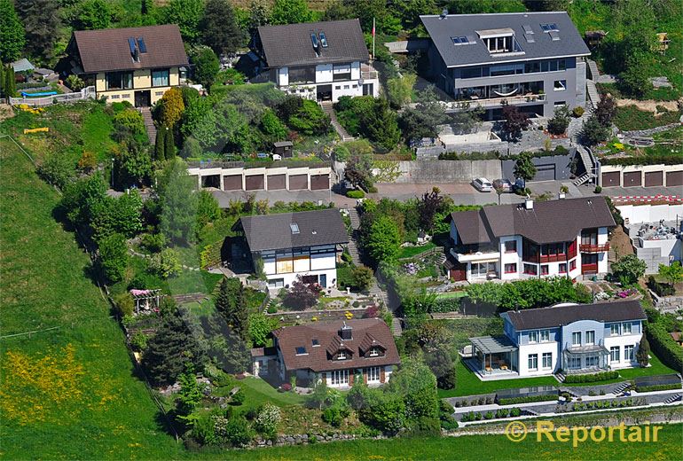 Foto: Häusergruppe  in  Einfamilienhaussiedlung.. (Luftaufnahme von Niklaus Wächter)