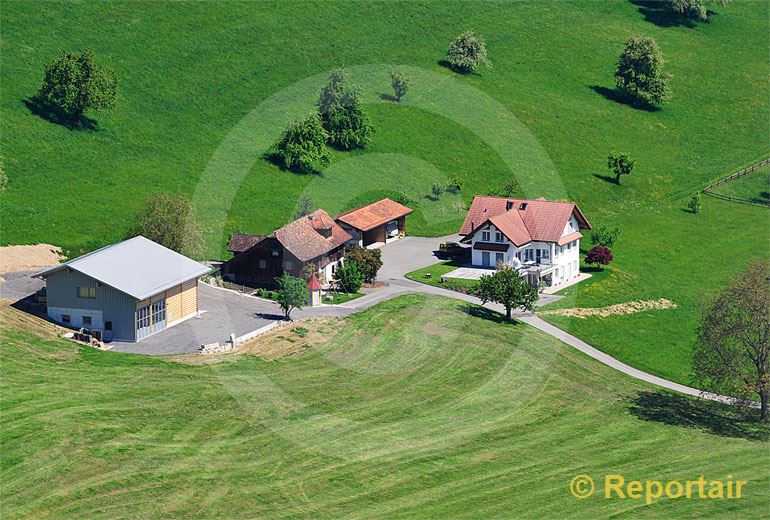 Foto: Bauernhof mit neuer Scheune in der  Zentralschweiz.. (Luftaufnahme von Niklaus Wächter)