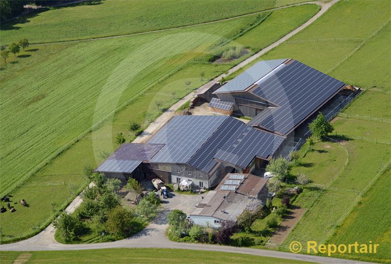 Foto: Solarhof bei Sarmenstorf AG.. (Luftaufnahme von Niklaus Wächter)