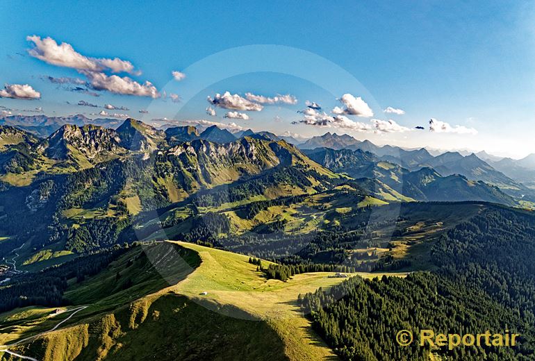 Foto: Die Freiburger Voralpen. (Luftaufnahme von Niklaus Wächter)