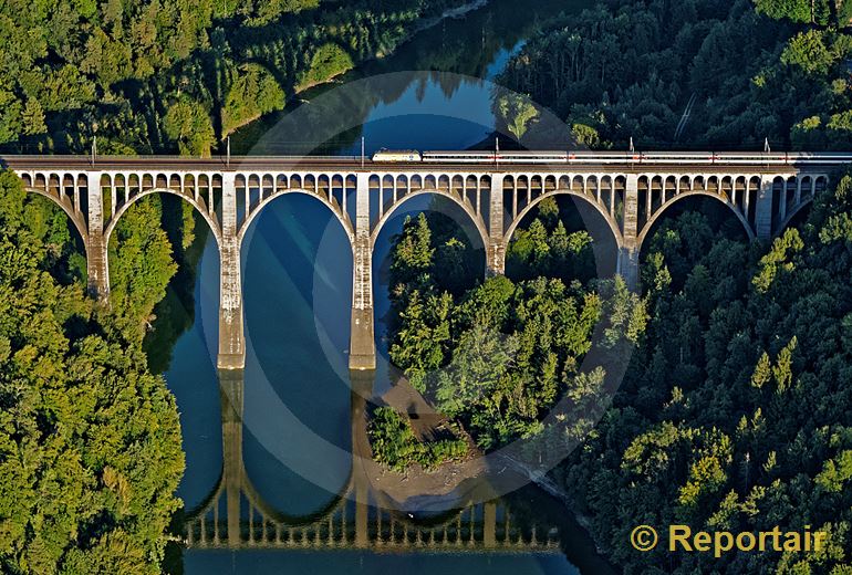 Foto: Das Grandfey-Viadukt bei Fribourg. (Luftaufnahme von Niklaus Wächter)