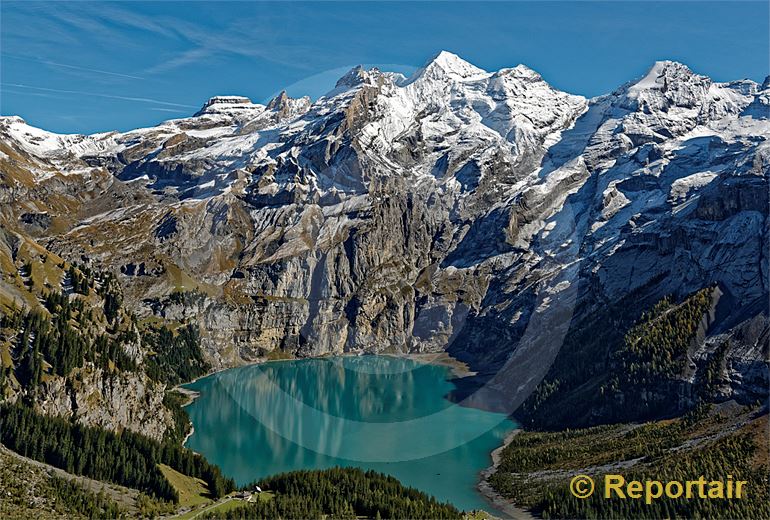 Foto: Der Oeschinensee ob Kandersteg liegt auf 1578 Metern Hoehe. (Luftaufnahme von Niklaus Wächter)