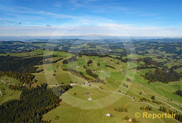 Foto: Der Schallenbergpass gehört mit 1167 m.ü.M. zu den tieferen Schweizerpässen und gilt als beliebte Motorrad-Route. (Luftaufnahme von Niklaus Wächter)