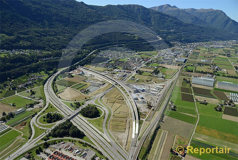 Foto: Der Ceneri-Basistunnel im Bau. Südlich von Giubiasco TI geht die neue Linie links weg. (Luftaufnahme von Niklaus Wächter)