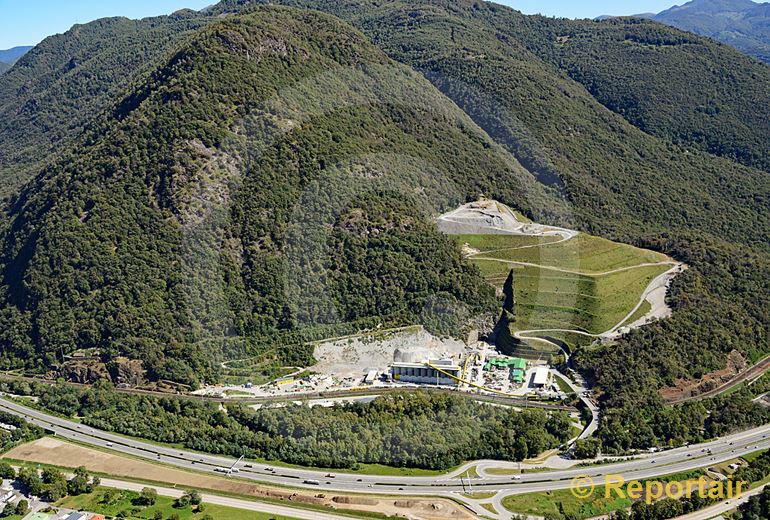 Foto: Der Ceneri-Basistunnel im Bau. Bei Sigirino TI erfolgt der Zwischenangriff beim Tunnelbau. (Luftaufnahme von Niklaus Wächter)