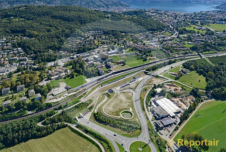 Foto: Der Ceneri-Basistunnel im Bau. In Vezia TI entsteht das Südportal. (Luftaufnahme von Niklaus Wächter)