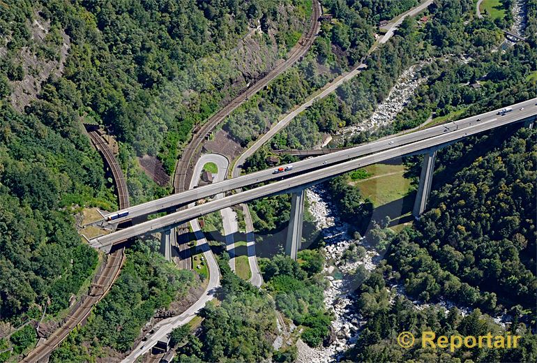 Foto: Die Gotthard-Südrampe bei Chironico TI. (Luftaufnahme von Niklaus Wächter)