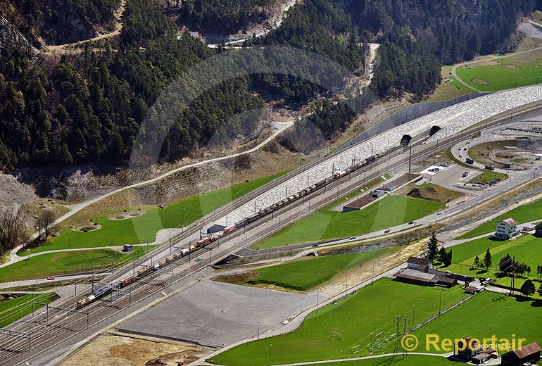 Foto: Gotthard-Basistunnel Nordportal bei Erstfeld UR. (Luftaufnahme von Niklaus Wächter)