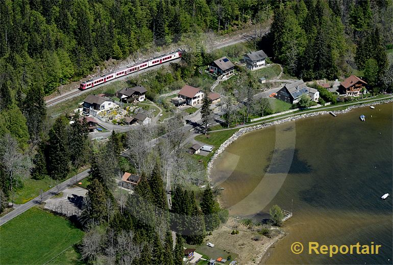 Foto: Die Bahn unterwegs am Lac de joux VD. (Luftaufnahme von Niklaus Wächter)