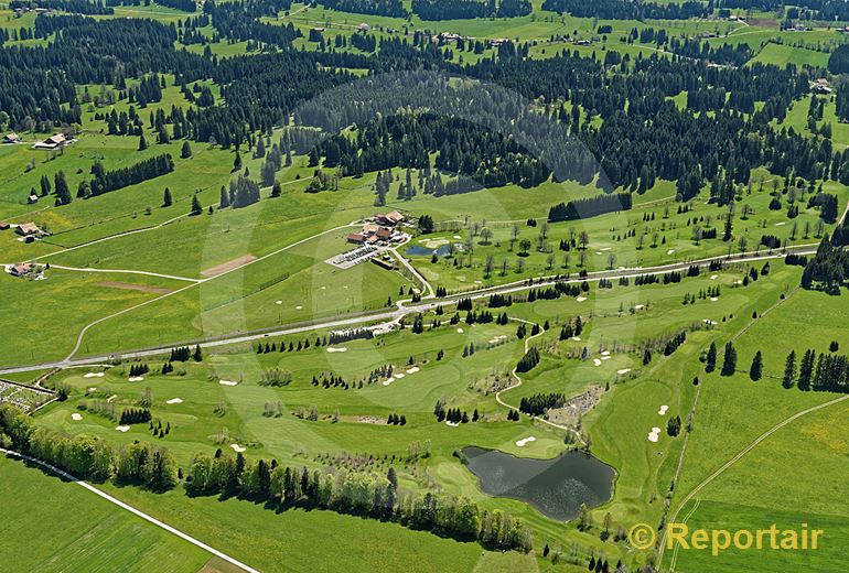 Foto: Der Golfplatz von Les Bois JU. (Luftaufnahme von Niklaus Wächter)